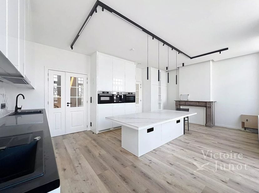 Bien présenté par Carla Rodriguez : carla.rodriguez@victoire.be<br />
Victoire Junot vous propose ce beau duplex meublé de 130 m² ( selon PEB) situé d