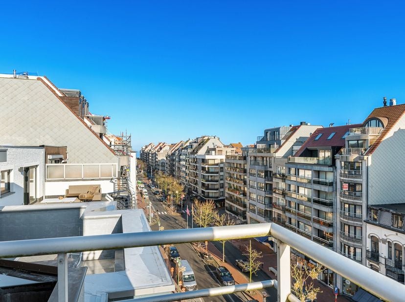 Situé en emplacement central sur l'avenue Lippens, ce bel appartement triplex bénéficie d’une disposition fluide et fonctionnelle ainsi que de plusieu