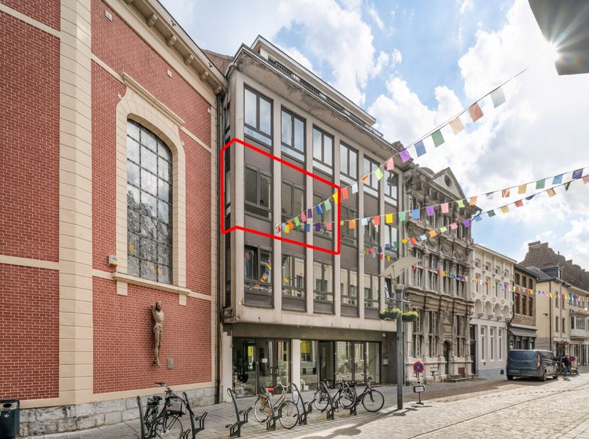 Dit stijlvol gerenoveerd appartement in het centrum van Maaseik beschikt over 2 slaapkamers, een balkonnetje en een woonkamer met zicht op de Bosstraa