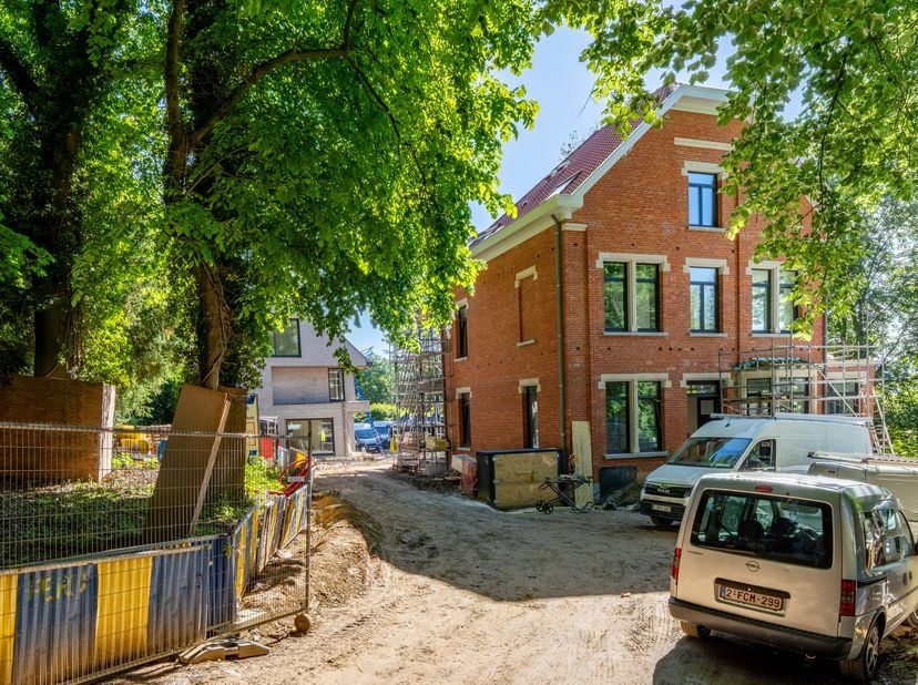 UCCLE – Aan de Dieweg, op een achterliggend terrein, NIEUW DUPLEX APPARTEMENT met 4 gevels (3 slpk /1 bureau /3 douches) van circa 269 m² met een mooi