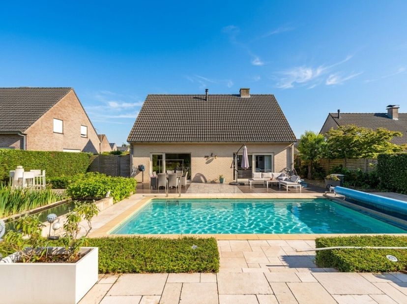 À vendre: spacieuse maison ouverte au centre de Zwevegem, Flandre-Occidentale. Construite en 2000, cette habitation offre une disposition pratique et