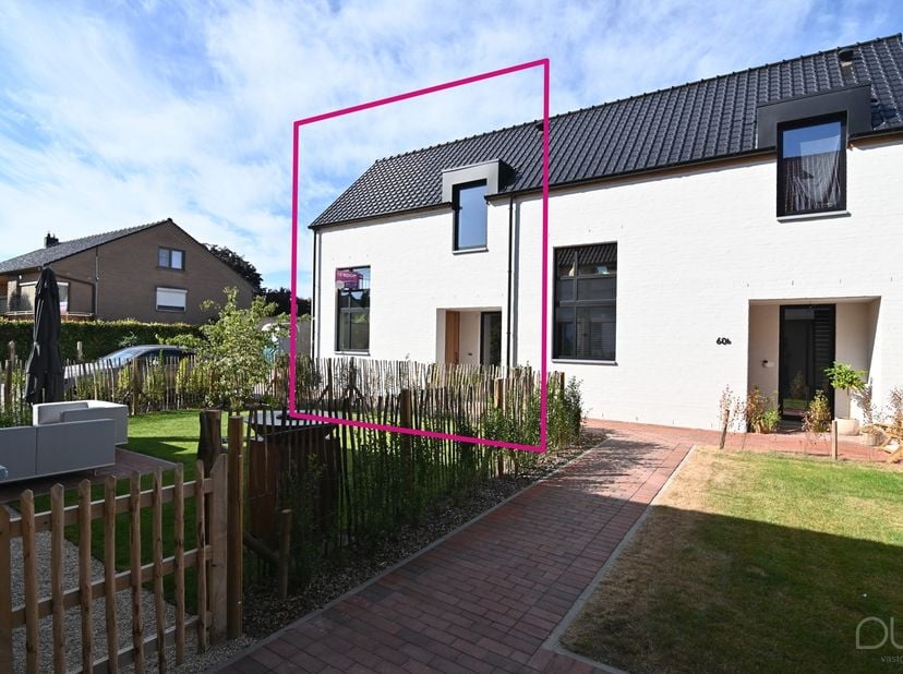 De vermelde prijs is INCLUSIEF BTW EN VERKOOPRECHTEN!<br />
<br />
Achter de charmante vakwerkwoning aan Veerstraat 60B schuilt deze knappe, energiezu