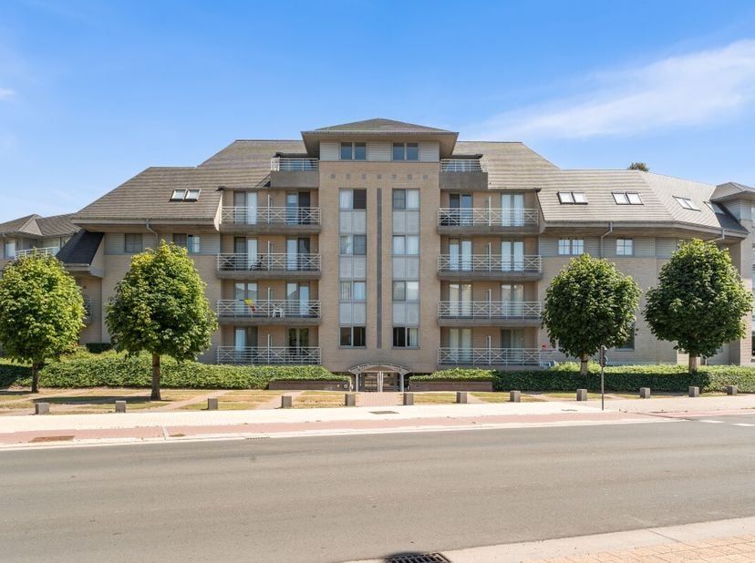 Charmant appartement in Koksijde, gelegen in een groene en rustige omgeving nabij het centrum en openbaar vervoer. Dit aangename appartement combineer
