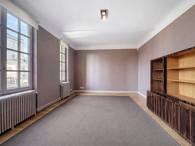 Home Expert Immo a le plaisir de vous présenter ce bureau à louer situé à Woluwe-Saint-Pierre, offrant une superficie denviron 32 m² et une localisati