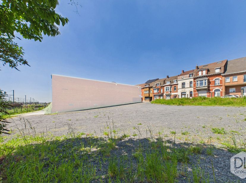Terrain constructible de +/- 1340 m² selon les possibilités de division.<br />
Situé à proximité de la gare, des commerces et des bus.<br />
<br />
Pr