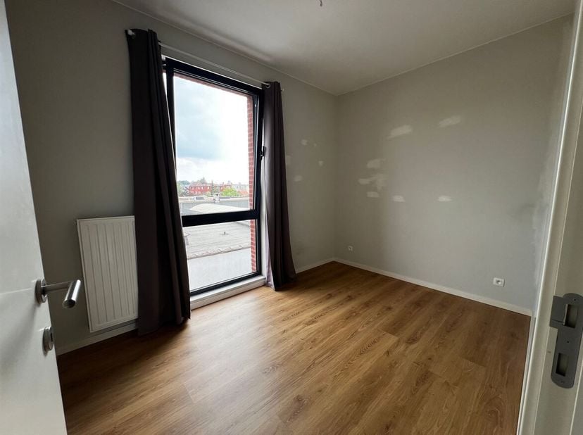 Indeling: Inkomhal, leef- en eetruimte, open keuken, 2 slaapkamers, badkamer, bergruimte en groot dakterras.<br />
Beschrijving: Dit lichtrijk apparte