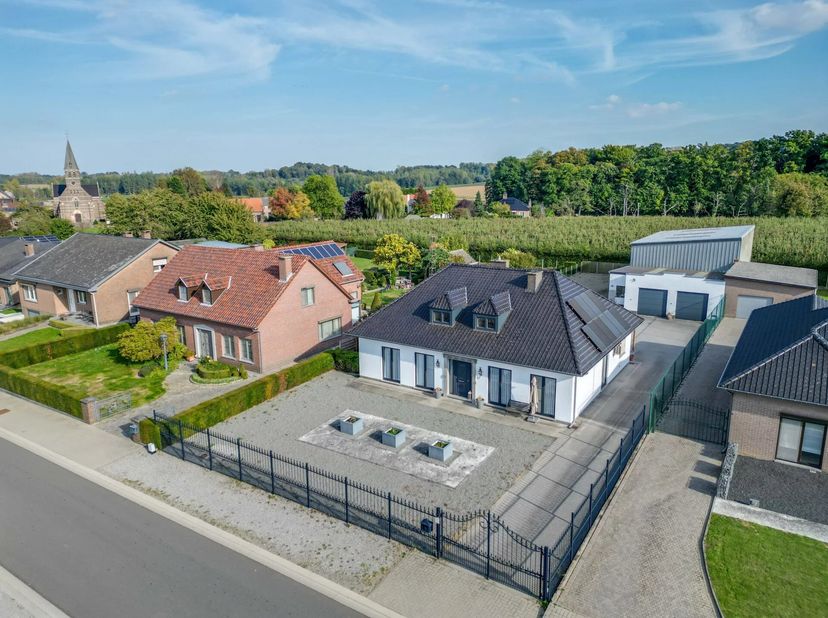 Deze uitstekend onderhouden villa aan de Hertstraat 27 in Schalkhoven (Bilzen-Hoeselt) biedt een bewoonbare oppervlakte van maar liefst 277 m² en is g