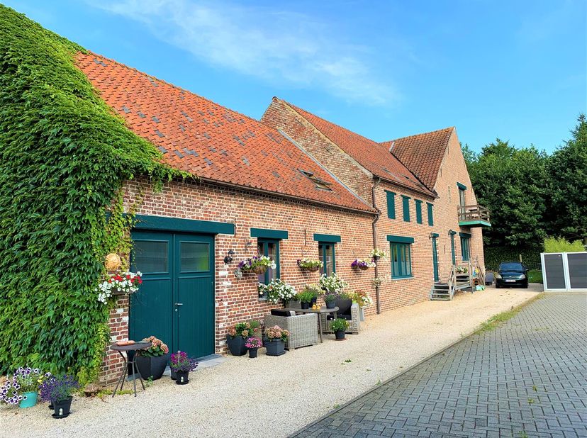 BURST - Interessante opbrengsteigendom van zeven units, langsheen invalsweg Aalst - Oudenaarde. Voormalige hoevewoning, ingericht tot zeven woongelege
