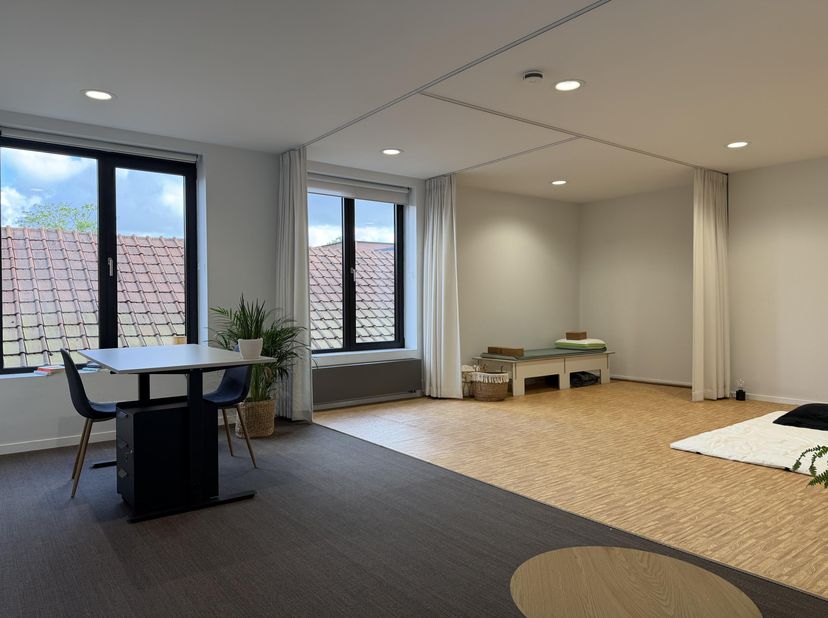 Deze kantoorruimte van ca. 50 m² biedt een flexibele werkomgeving binnen een coworkinghub.<br />
De open indeling laat diverse invullingen toe en vorm