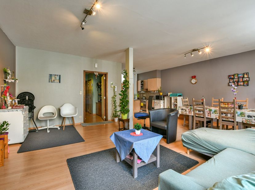 Aangenaam en lichtrijk 2-slaapkamerappartement van ca. 89 m², gelegen op de tweede verdieping in het centrum van Blankenberge. Dit verzorgd appartemen