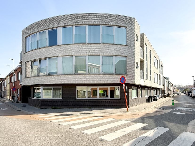 Dit verzorgd appartement op het gelijkvloers beschikt over een praktische en comfortabele indeling. U komt binnen via de inkomhal, die toegang geeft t