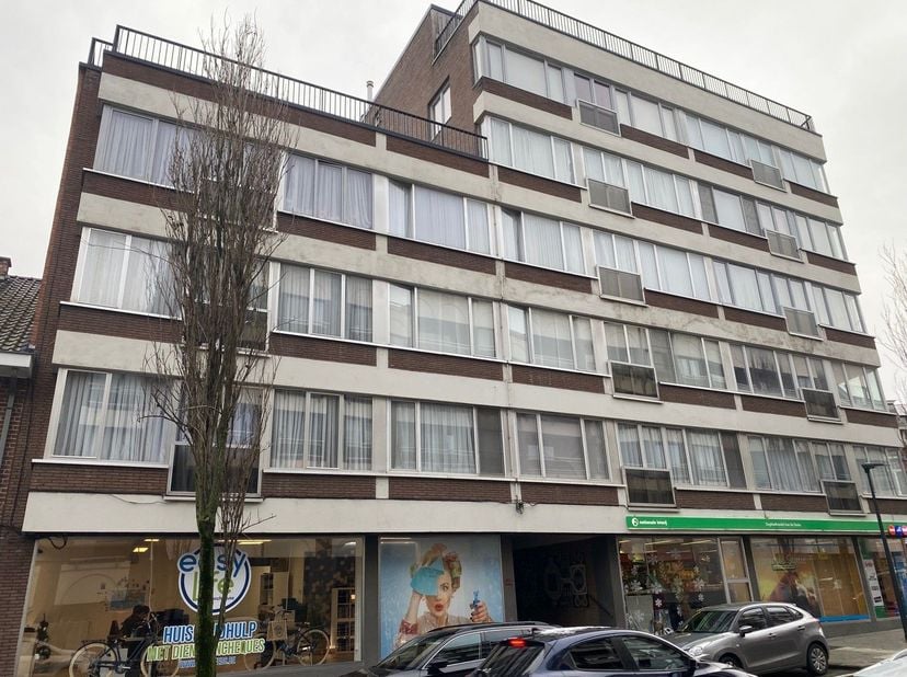 Dit 3-slaapkamer appartement is gelegen in het centrum van de stad Sint-Truiden op wandelafstand van het station en de grote markt.<br />
<br />
Het a