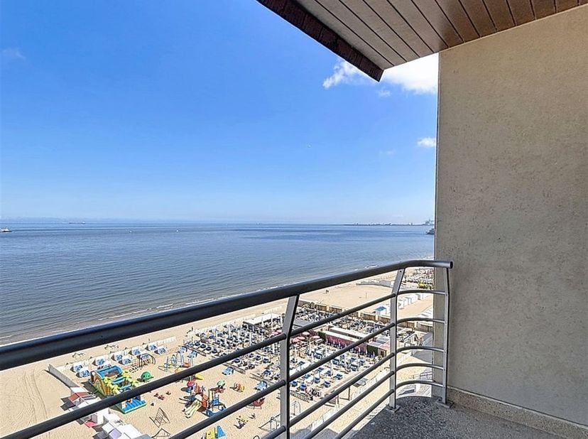 Op de Zeedijk in Blankenberge bevindt zich deze studio van 42 m² op de bovenste verdieping van de residentie Holiday Suites, met een prachtig panorami