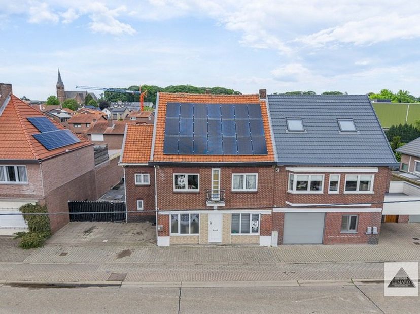Centraal gelegen te renoveren woning, halfopen bebouwing. 1 badkamer is gelijkvloers en 4 slaapkamers en 1 badkamer liggen op de verdieping. 1 grote z