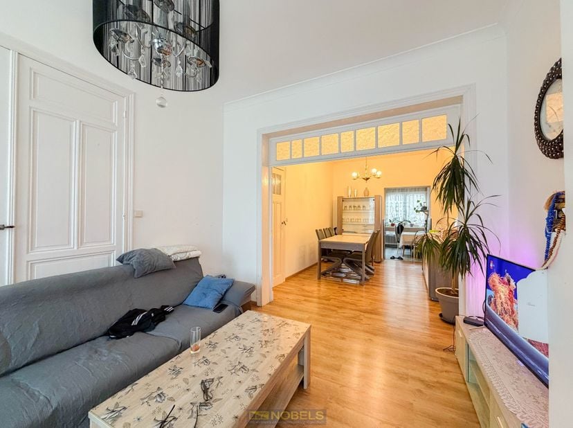 GEZINSWONING met mogelijkheid tot 4 SLAAPKAMERS, gelegen in een RUSTIGE STRAAT NABIJ HET CENTRUM van Ronse. Dankzij de CENTRALE LIGGING bevinden winke