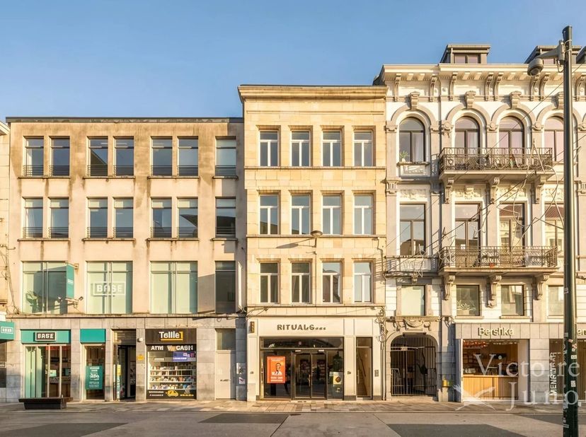 Victoire Junot stelt u dit gloednieuwe appartement met twee slaapkamers voor, voorzien van een prachtig terras aan de achterzijde en gelegen op de vie
