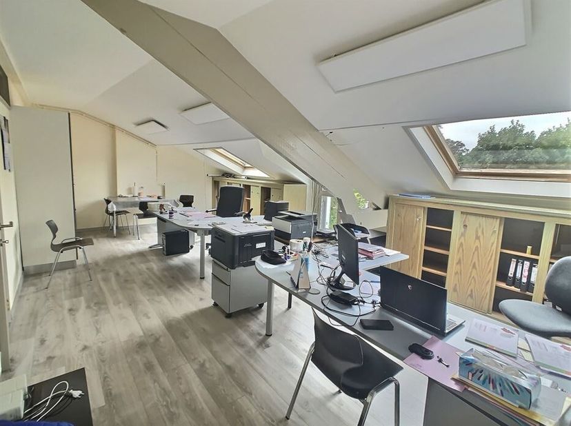 A la recherche d'un local professionnel où vous pourrez exercer votre activité, tout en partageant les charges communes. Venez voir ce bureau au deuxi