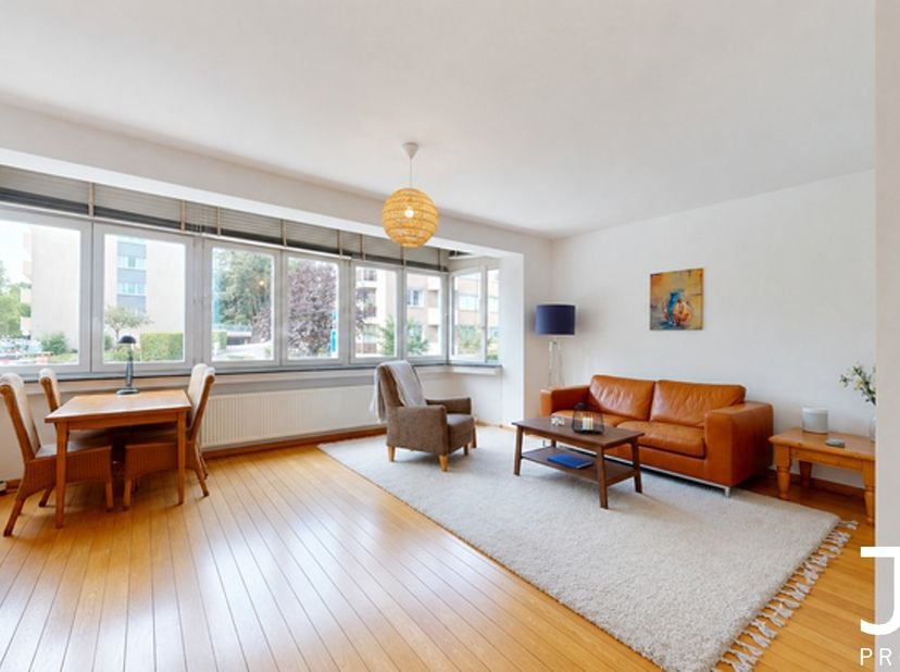 Idéalement situé à proximité immédiate de nombreux parcs, commerces et écoles, J&amp;amp;J Properties vous propose ce charmant appartement niché au 1er ét