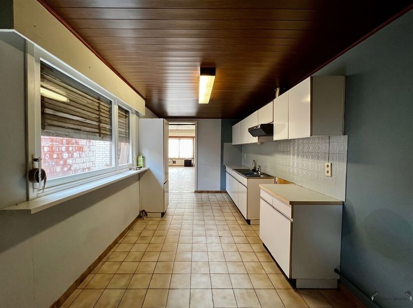 MAISON MITOYENNE À RÉNOVER À HAMME<br />
<br />
Le bien dispose d'une surface habitable de 80 m² et d'une superficie au sol de 138 m².  Le toit a été