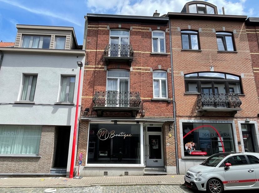 &amp;nbsp;Ce bien immobilier bénéficie d'une situation idéale en plein centre à proximité immédiate de nombreux commerces, écoles et transports en commun,