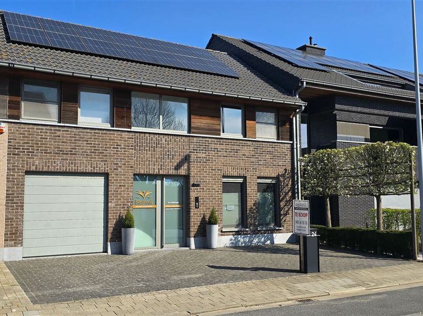 Ruime gezinswoning in het rustige Beveren-Leie.<br />
Geboren  in 2007 en voorzien van 4 tot 5 slaapkamers.<br />
Deze eigendom heeft reeds een upgrad