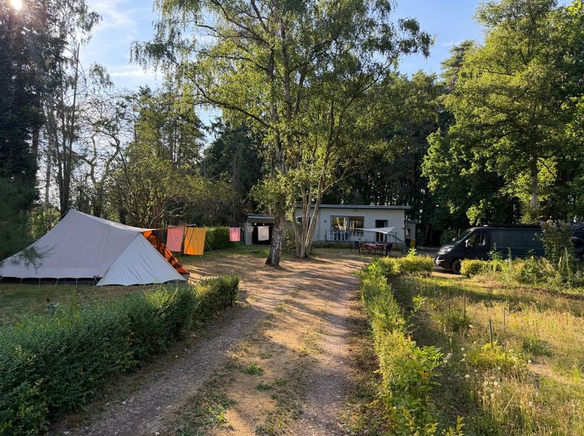 Centraal gelegen doch goed weggestopt temidden de natuur, op het door de bossen slingerende deel van de met grind bedekte Hamerstraat waant men zich i