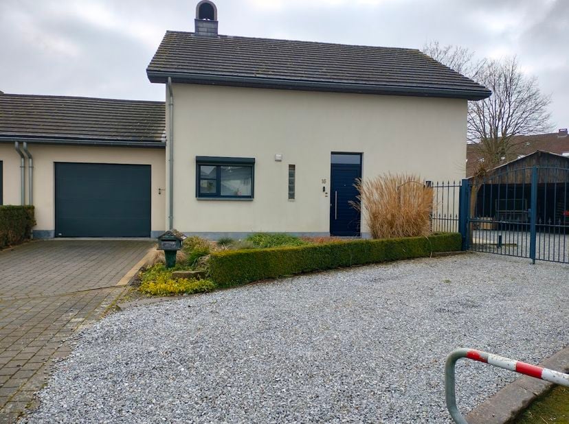 Heel mooie, zeer goed onderhouden gezinswoning met 4 slpks en grote zuidelijk gerichte tuin met groot tuinhuis en ruime carport voor 2 auto's. Dichtbi