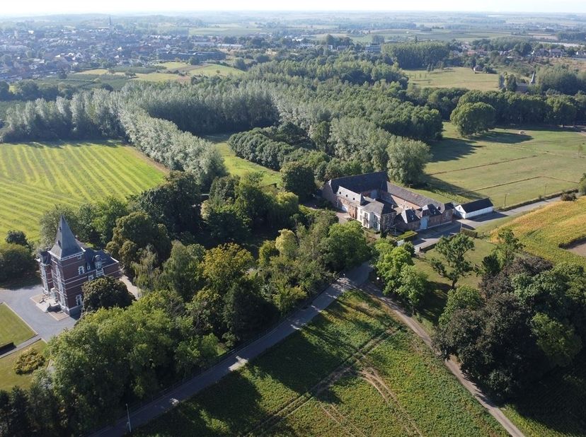 Het kasteel:<br />
De statige toegangspoort en lange oprijlaan leiden naar het kasteel, gebouwd in 1904-1907 in eclectische stijl. In 1988 werd het k