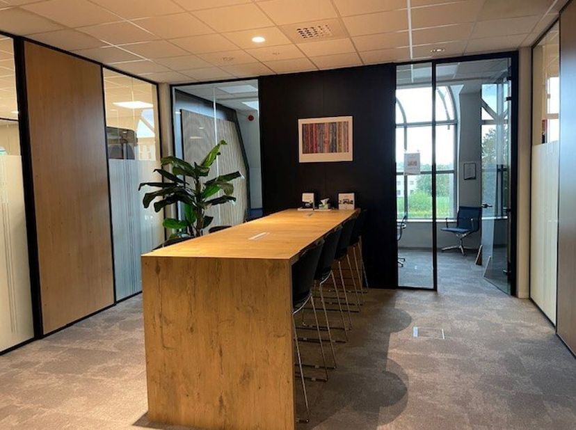 Modulair werken op een inspirerende locatie in Business-center d'Offiz te Turnhout.<br />
Gelegen aan de Parklaan (Ring Turnhout) in een kantoorgebouw