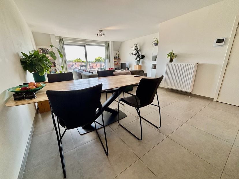 Op een rustige ligging in Kachtem bevindt zich dit ruime duplexappartement op de 3de en 4de verdieping van een verzorgd appartementsgebouw. Dankzij de