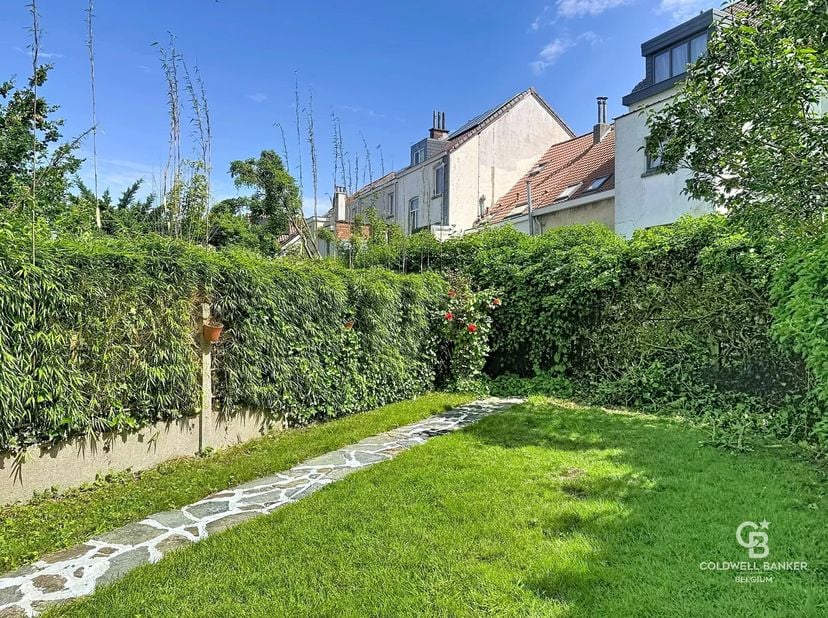 Woning uit 1958, gerenoveerd in 2008. Deze woning is als volgt ingedeeld:<br />
Op de begane grond: hal (10,6 m²), gastentoilet, wasruimte, kelder (5,