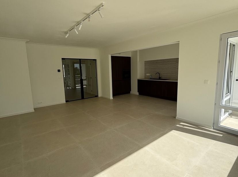 Volledig gerenoveerd appartement met drie slaapkamers gelegen te Mariakerke. Het appartement is afgewerkt met kwaliteitsvolle materialen. Lichtrijke r