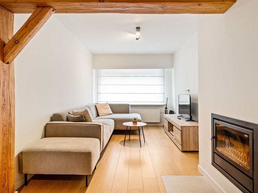 Rustig gelegen volledig vernieuwde energiezuinige gezinswoning met 3 slaapkamers <br />
De woning is rustig gelegen in de Emiel Verellenlaan, vlakbij