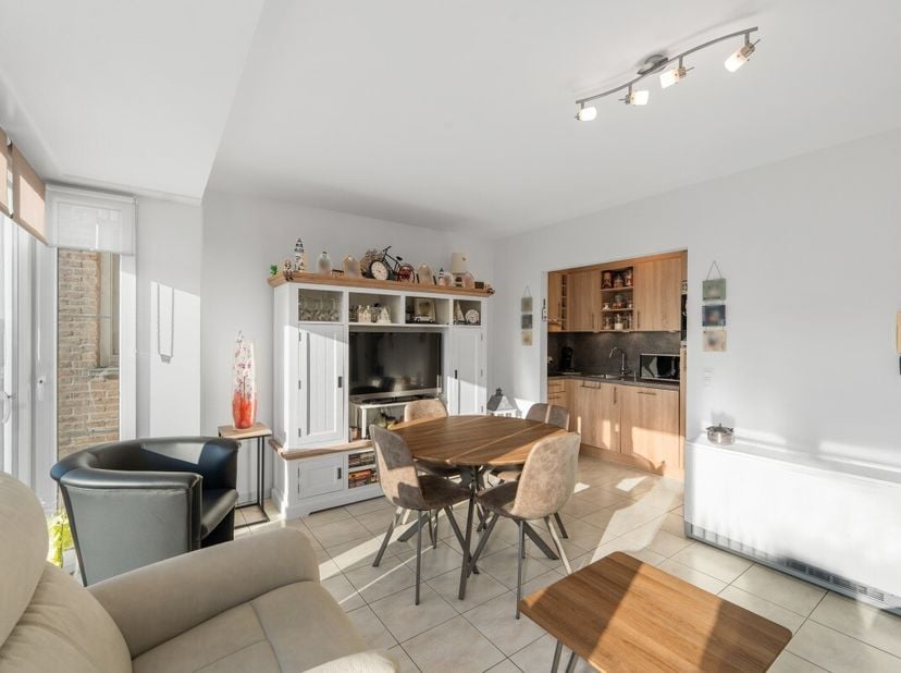 Blankenberge: Instapklaar appartement met 1 slaapkamer te koop op wandelafstand van zee! In de rustige Koninginlaan vinden we dit instapklaar appartem