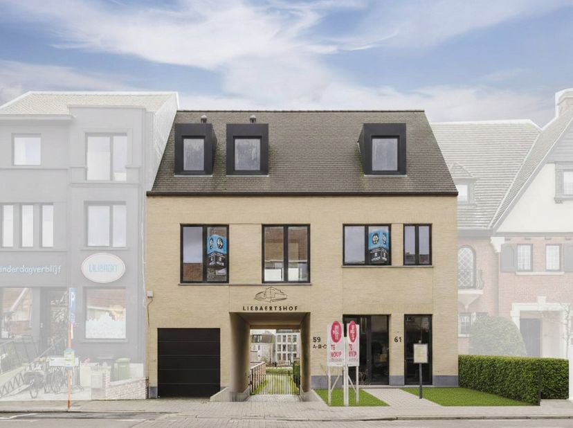 Avec une surface habitable d'environ 300 m², nous trouvons cette magnifique maison neuve dans la majestueuse Minister Liebaertlaan à Courtrai. Cette m
