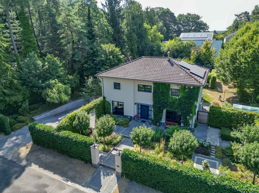 Prachtige Villa op 9 Are 63ca – 380 m² woonluxe! + Naastliggende Bouwgrond voor open bebouwing &amp;nbsp;van 9 Are 35ca – samen 18Are 99ca.<br />
<br />
<