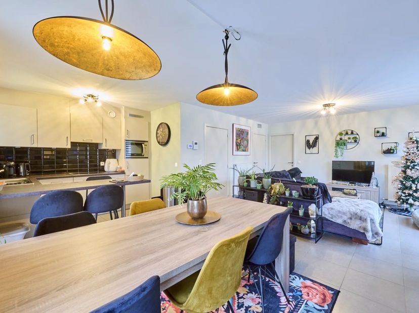 Ontdek dit aangename en instapklare gelijkvloerse hoek appartement, gelegen in een recent gebouw (2012) in Bree. Dankzij de hoekligging geniet u van e