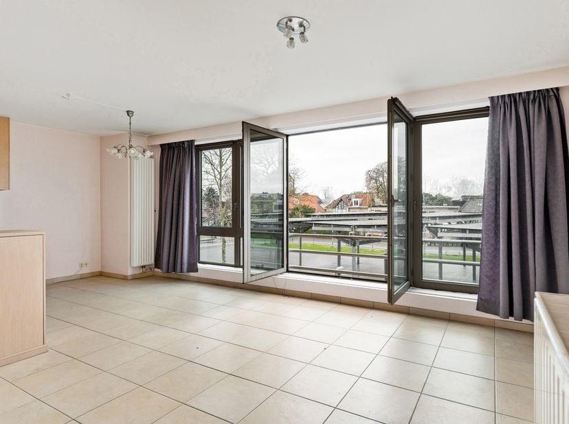Centraal gelegen appartement met garage en zicht op het Marktplein van Mortsel<br />
Dit lichtrijke appartement bevindt zich op een toplocatie, recht