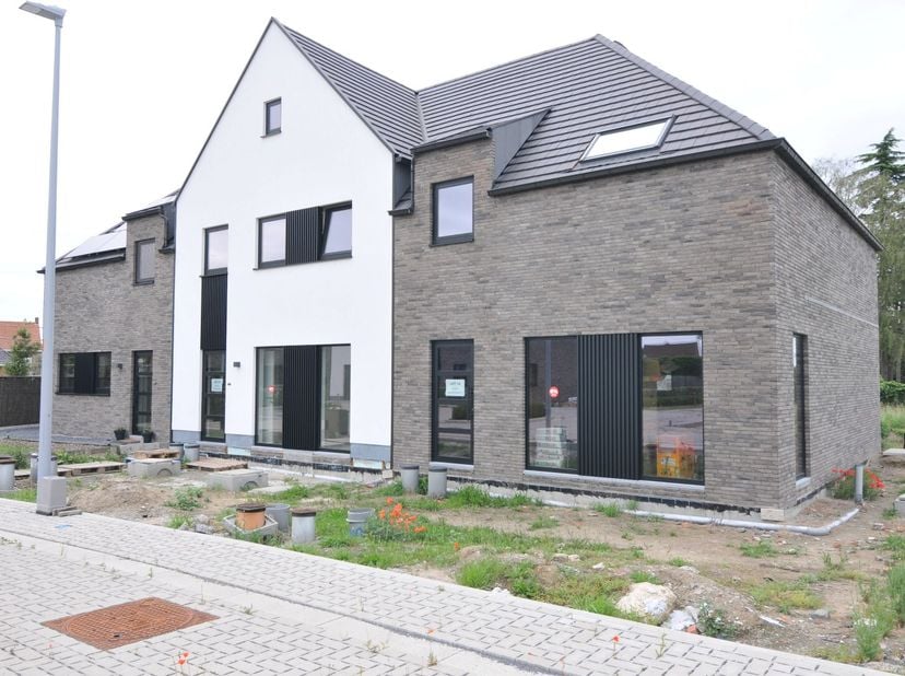 Cette maison familiale moderne est située dans un nouveau lotissement convivial et adapté aux enfants à Sint-Baafs-Vijve, à quelques pas de la Lys et