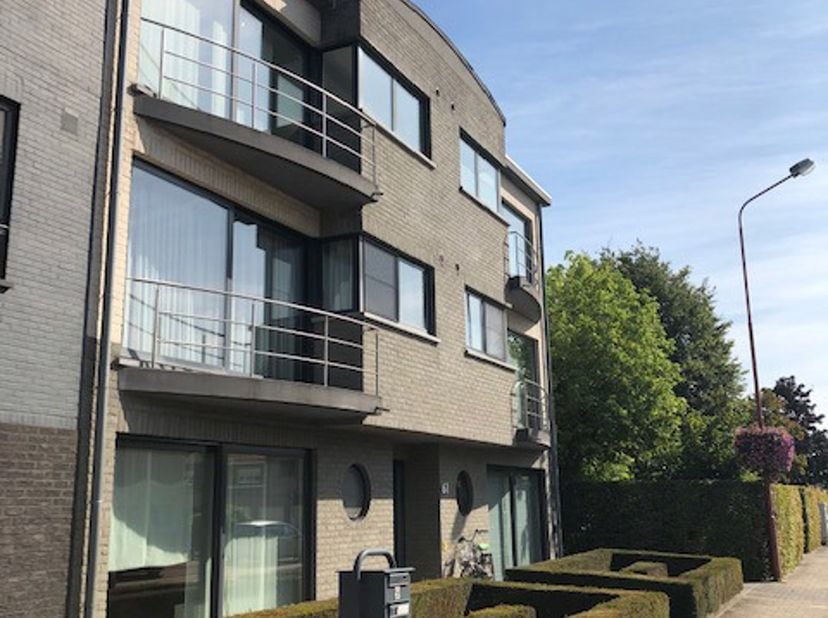 Deze verzorgde en verrassend ruime appartement biedt dankzij haar praktische indeling: inkomhal met veiligheidsdeur; lichte woonkamer met aansluitend