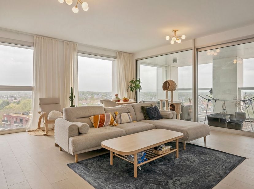 Huurprijs: 910 EUR per maand<br />
+ 100 EUR per maand voor ondergrondse autostaanplaats en berging<br />
+ 144 EUR per maand gemeenschappelijke koste