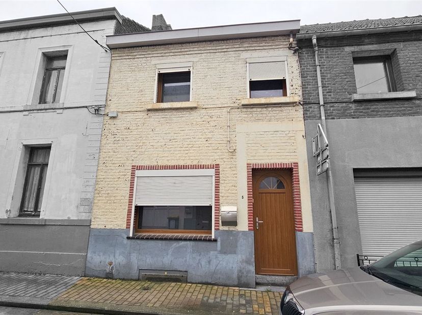 Prix: Offre à partir de 75.000 euros, frais d'agence non inclus et à charge de l'acquéreur.<br />
Maison à rafraichir comprenant: <br />
Sous-sol: Cav