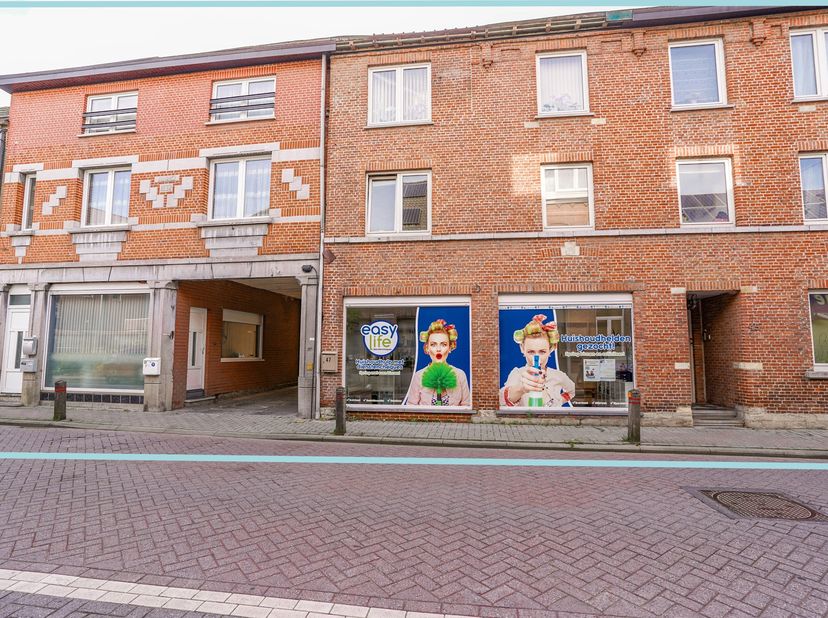 In het centrum van Londerzeel bevindt zich dit unieke geheel van drie aaneensluitende gebouwen, elk met een afzonderlijk huisnummer, die samen worden