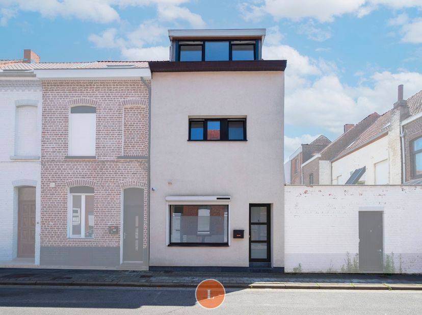Deze instapklare woning verwelkomt u via een inkomhal met toegang tot de technische ruimte en een ruime wasplaats. Daarnaast is er een apart gastentoi