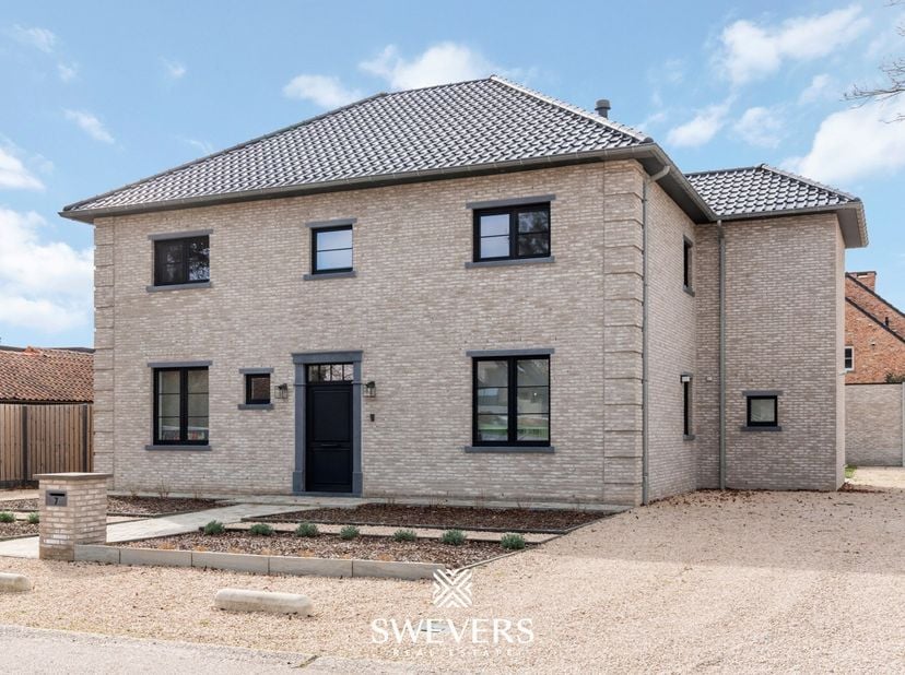 Voor meer info en foto’s, surf naar www.swevers.be – In een rustige woonomgeving in Leopoldsburg bevindt zich deze indrukwekkende open bebouwing uit 2