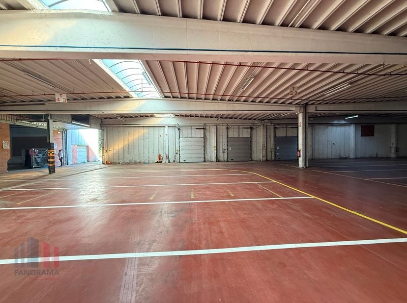 Uitstekend gelegen bedrijfsgebouw met verschillende mogelijkheden, bestaande uit een ruime magazijnruimte van 14.643 m² (hal A+B) en gelegen op zichtl