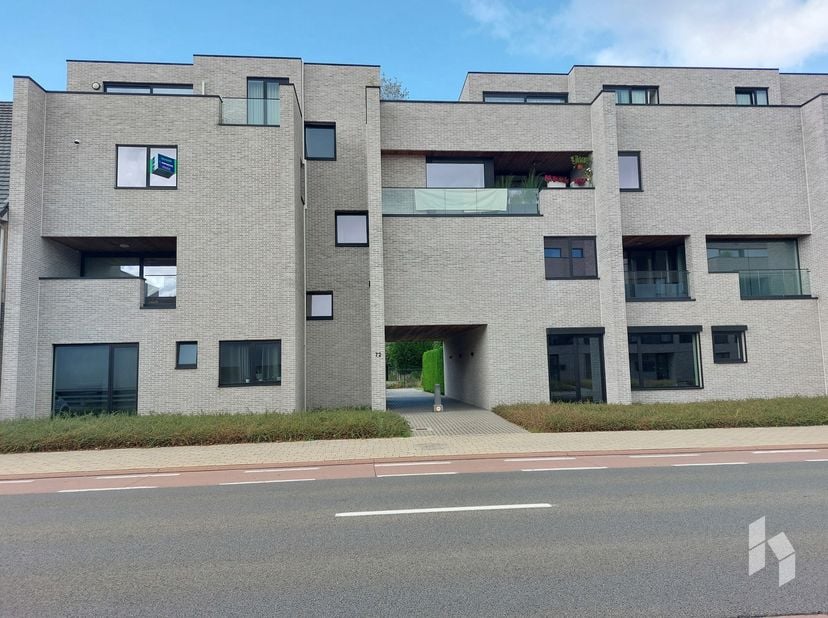 Appartement op de tweede verdieping met 2 slaapkamers, een terras en ondergrondse parking met berging. <br />
BIJZONDERHEDEN: <br />
- Beschikbaar van