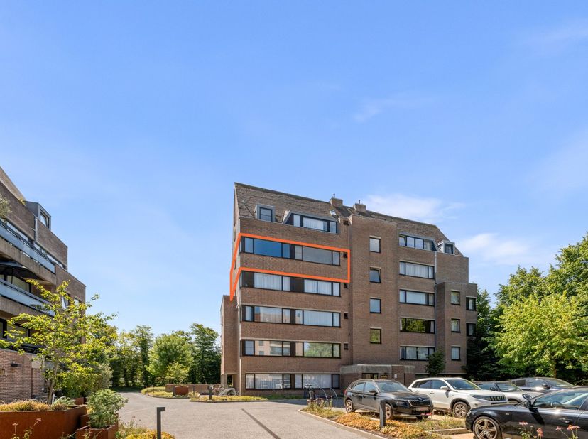 Te renoveren appartement combineert een rustige, groene ligging met een uitstekende bereikbaarheid. Gelegen op de vierde verdieping van residentie Bet