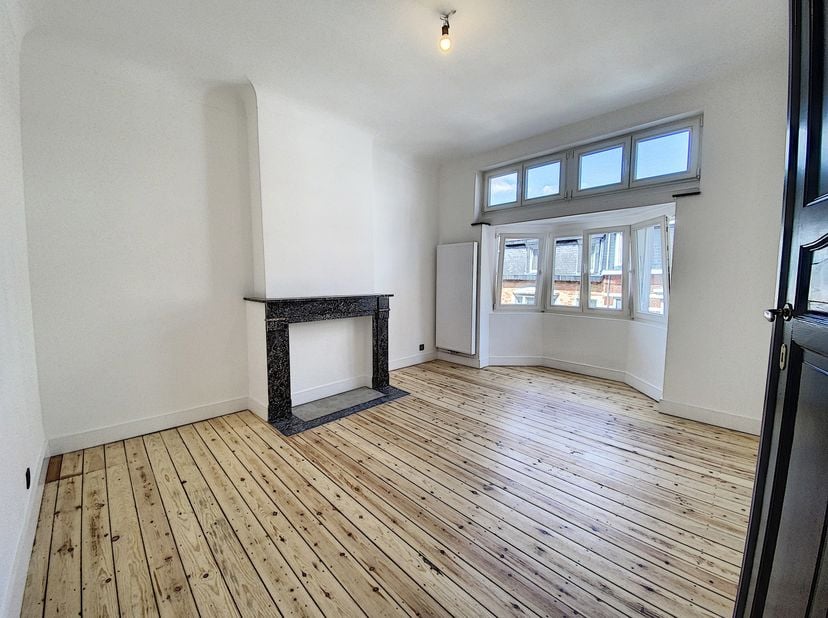 À proximité du parc de Forest, entre le boulevard Guillaume Van Haelen et la chaussée de Bruxelles, dans une belle maison de charme 1921 de ± 242m² en