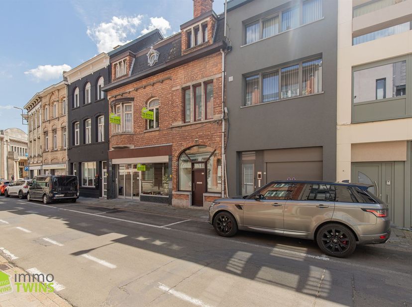 Unieke handelswoning met tal van mogelijkheden in het hart van Dendermonde<br />
Bent u op zoek naar een pand waar wonen en werken perfect gecombineer